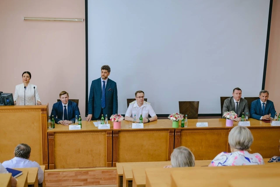 Алексей Лихачев (третий слева, стоит) представляется в качестве нового директора филиала. Фото: РГУП им. В.М. Лебедева