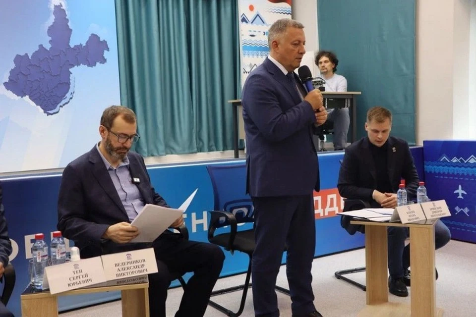 Лично поблагодарили добровольцев губернатор Иркутской области, секретарь Иркутского регионального отделения партии Игорь Кобзев. Фото: Штаб общественной поддержки "Единой России" Иркутской области