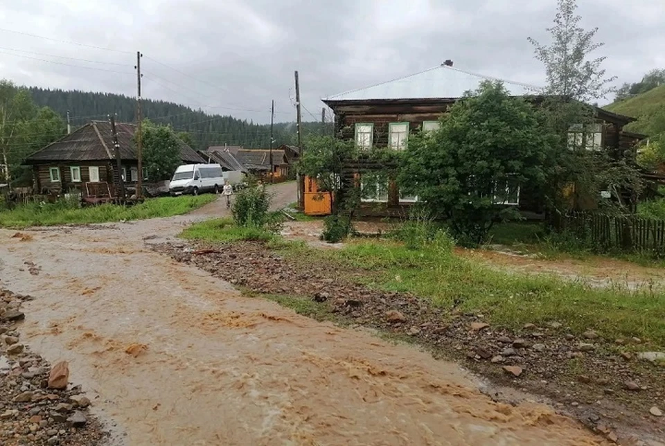 Потоки воды могли сбить женщину с ног. Фото: Александр Пермяков
