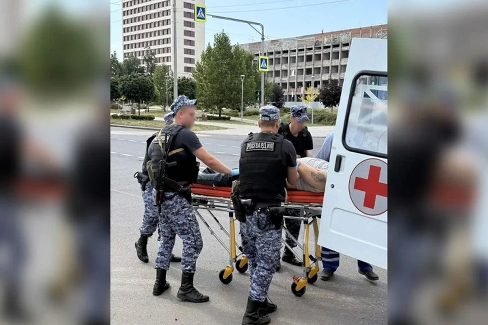 Росгвардейцы в Мариуполе оказали помощь сбитым на переходе мужчине и женщине. Фото: Росгвардия ДНР