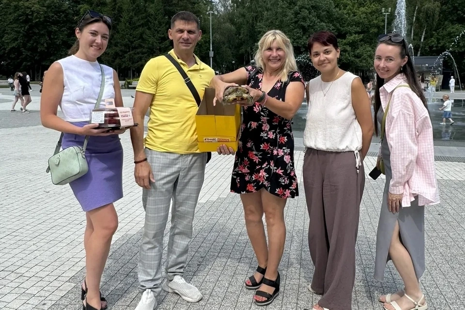 Работник службы вывоза мусора нашел домашнюю черепаху и вернул ее владельцам. Фото: АО «САХ»
