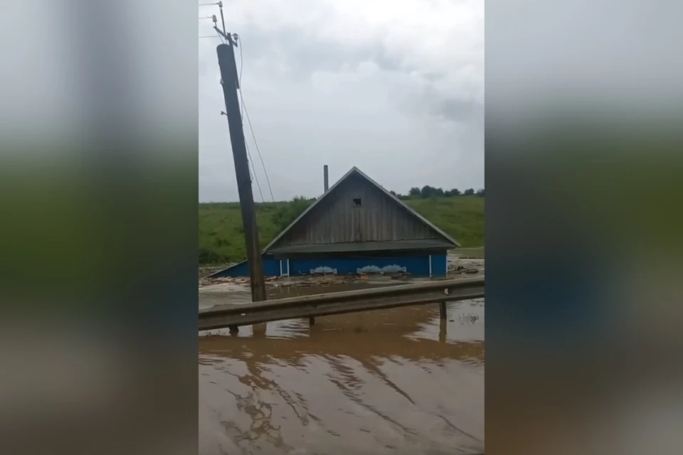 В Октябрьском округе под воду ушел частный дом. Фото: скриншот видео из соцсети ВК.