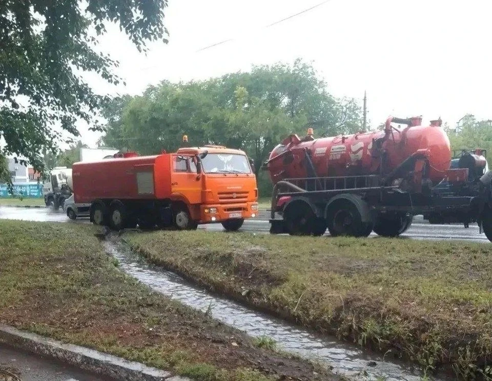 Ульяновские дорожники откачивают воду после ливня с ряда городских улиц. ФОТО: администрация Ульяновска