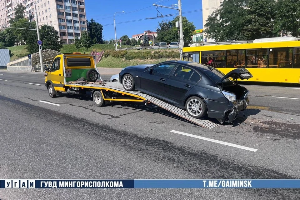 В Минске BMW «запрыгнул» на эвакуатор без желания водителя. Фото: УГАИ ГУВД Мингорисполкома.