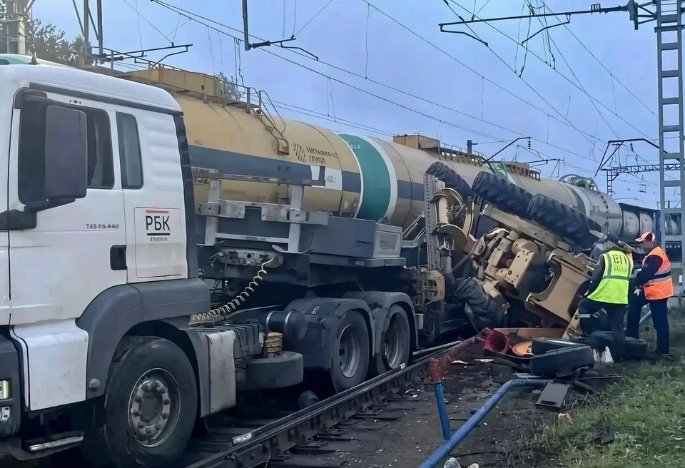 В Нижегородской области поезд столкнулся с грузовиком, перевозившим трактор.