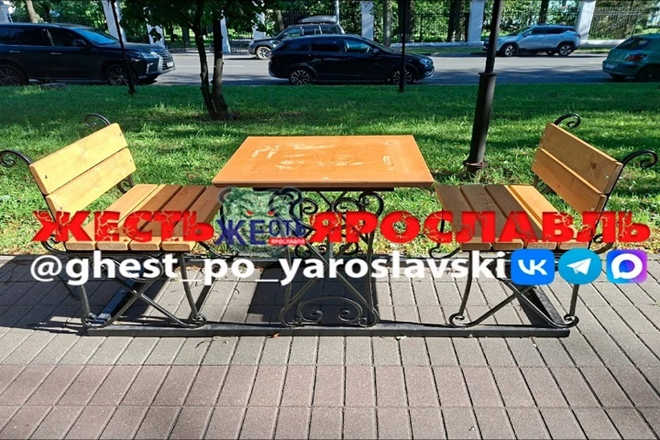 Шахматный столик остался без доски. Фото: телеграм-канал Жесть Ярославль