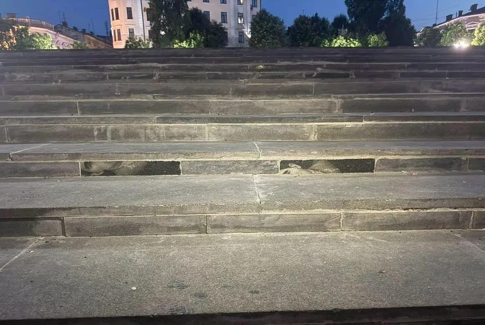 В Черновцах лестницу филармонии отреставрировали надгробными плитами. Фото: соцсети депутат депутата Алексея Каспрука