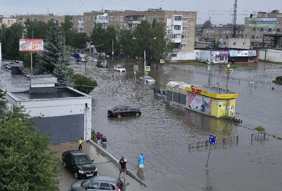 Центр Каменска-Уральского уходит под воду. Фото: паблик Инцидент Каменск-Уральский