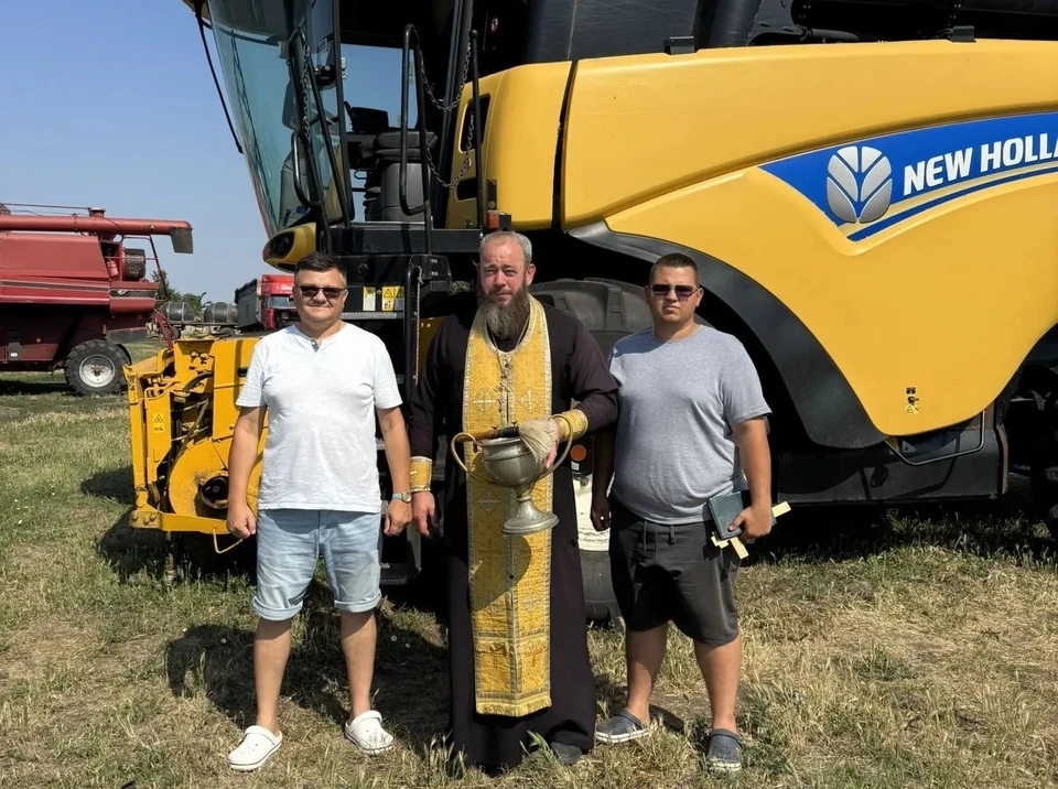 Семья работает на полях с верой в Бога