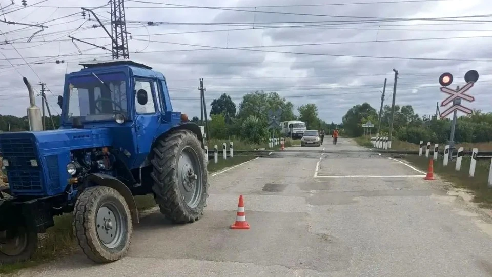 Электричка снесла телегу проезжавшего через пути трактора в Рязанской области. Фото: издательство "Пресса"