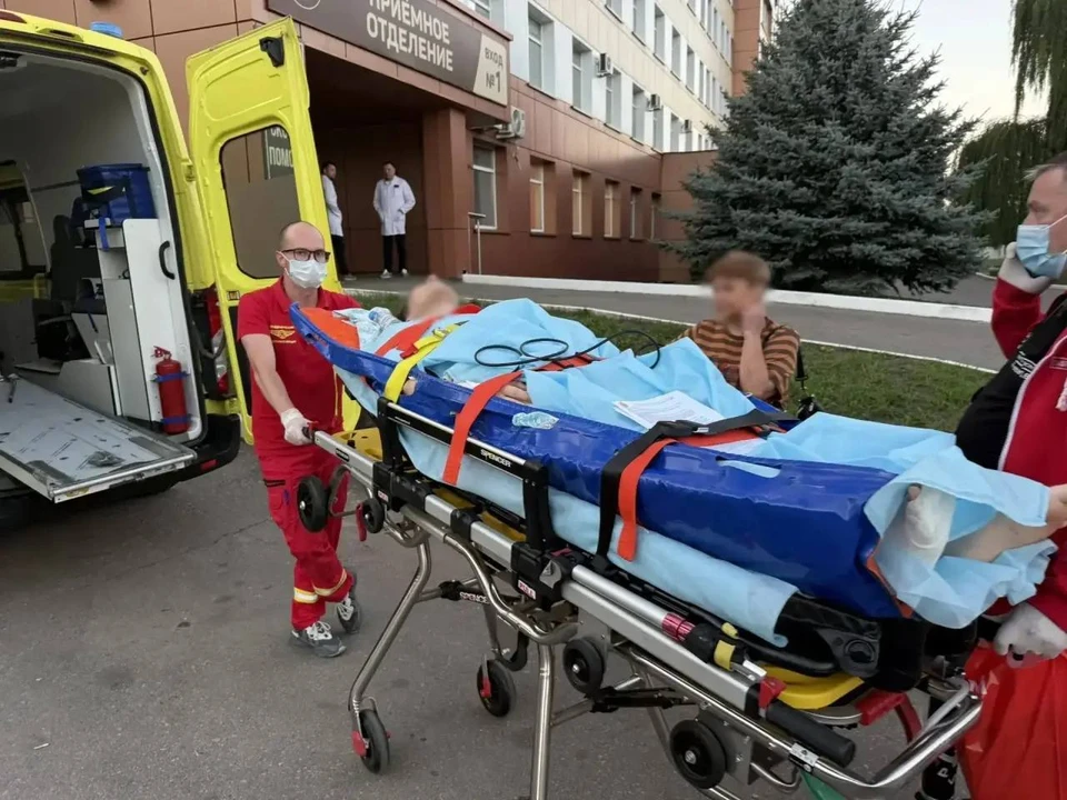 Люди проходят лечение в федеральных медицинских центрах Минздрава России и больницах Москвы