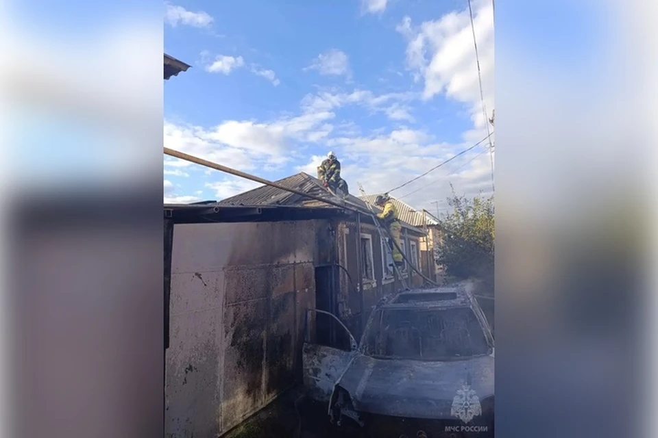 В Луганске сотрудники МЧС спасли дом от пожара. ФОТО: МЧС России
