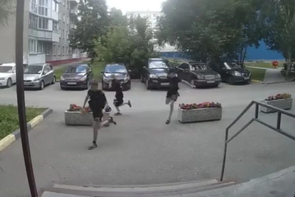 Нападавшие подростки попали на камеру видеонаблюдения. Фото: стоп-кадр с видео.