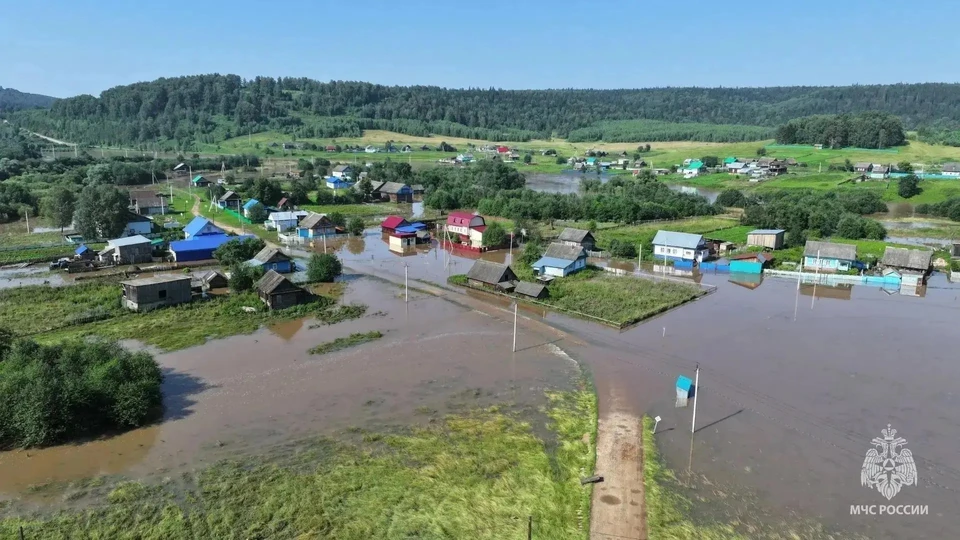 Подтопленными пока еще остаются 48 дворов. Фото: МЧС по РБ