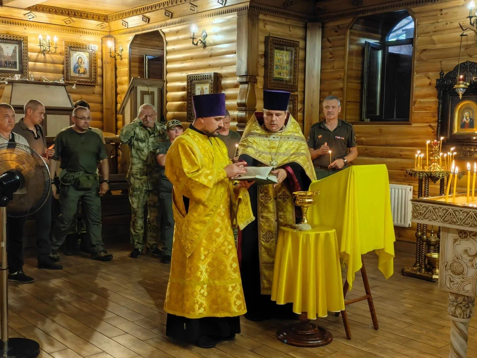 Ветераны и действующие военнослужащие на молебне в храме "Умиление"