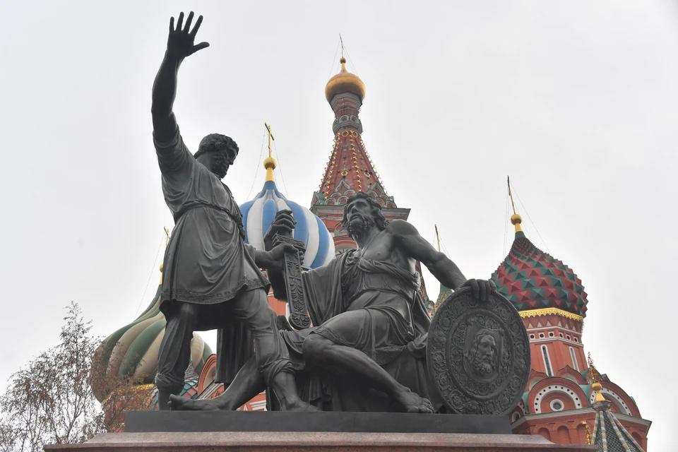 День народного единства посвящен освобождению Москвы народным ополчением под предводительством Кузьмы Минина и князя Дмитрия Пожарского от польских захватчиков и окончанию Смутного времени