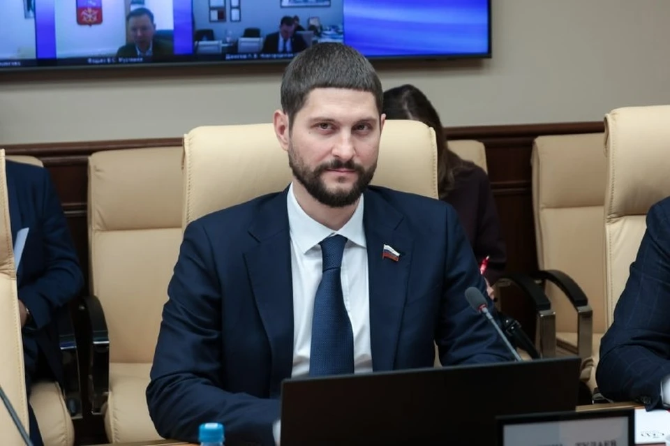 Сенатор Волошин уверен, что «Код непокоренных» продолжит объединять молодежь, открывать новые возможности и укреплять дружбу между народами. Фото (архив): ТГ/Волошин