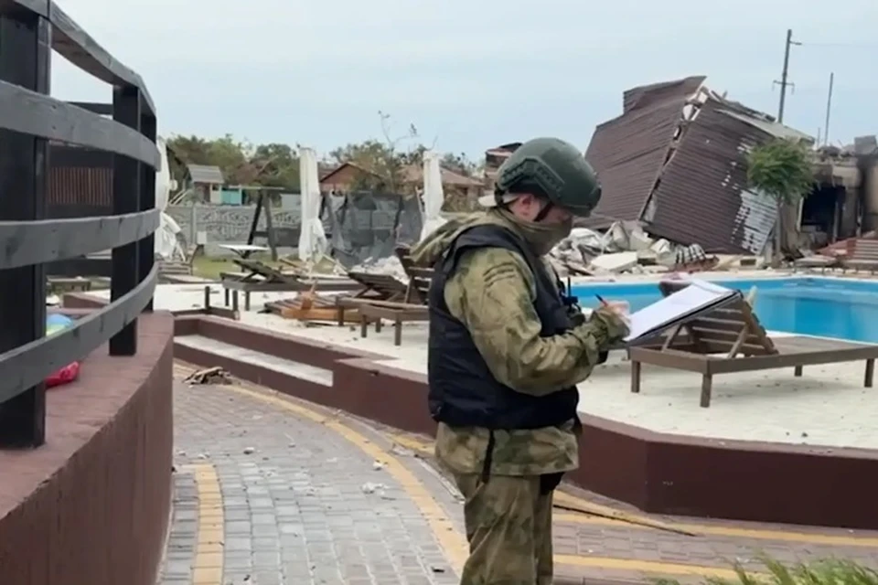 В Запорожской области продолжаются аварийно-спасательные работы после удара украинских беспилотников по туристическим базам в Кирилловке. Фото: скрин из видео Следкома РФ