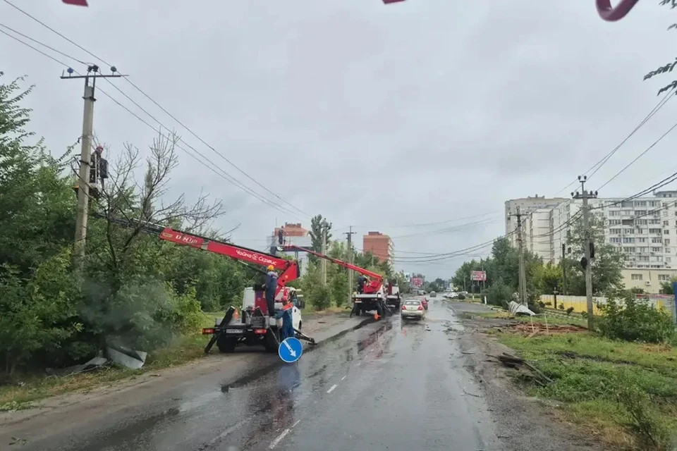 В Ростовской области ликвидируют последствия урагана. Фото: канал губернатора Юрия Слюсаря в "Макс".