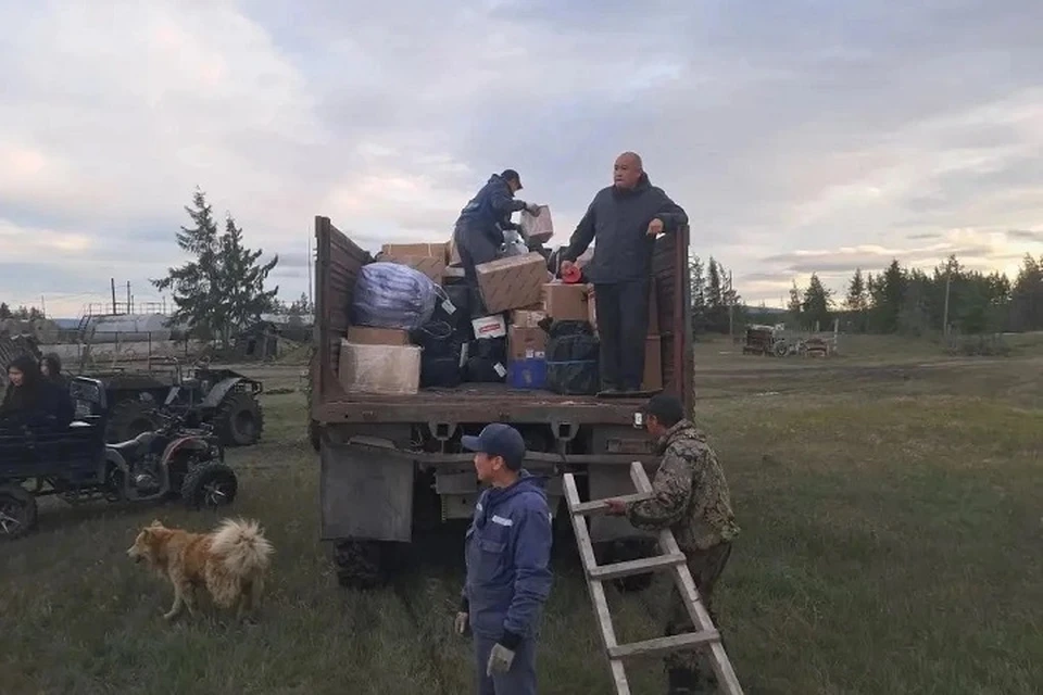Вертолет МЧС доставил гуманитарную помощь в пострадавшее от паводка село Сайды. Фото: Служба спасения Якутии