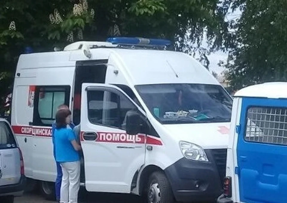 15-летнего парнишку с осколочными ранениями плеча и предплечья на «скорой» доставили в детскую областную клиническую больницу.