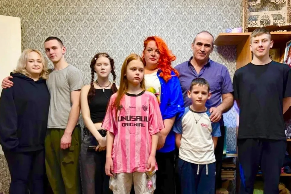На фото нет только старшего сына Кирилла, слева - направо: Матвей с невестой Лизой, Вася, Настя, Мария с Владимиром, Ростик, Федя