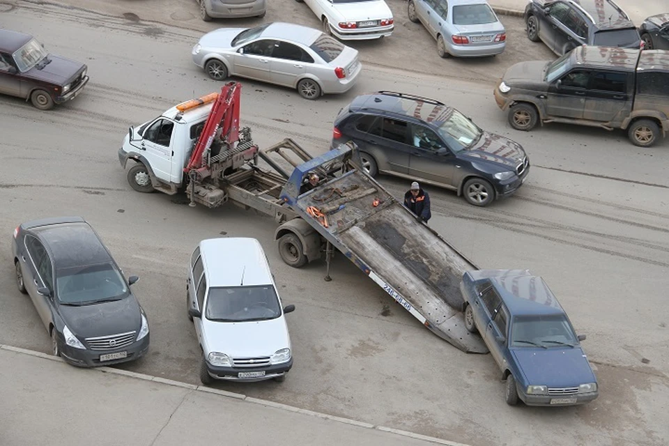 Бесхозные авто перемещают на спецстоянку либо отправляют на утилизацию.
