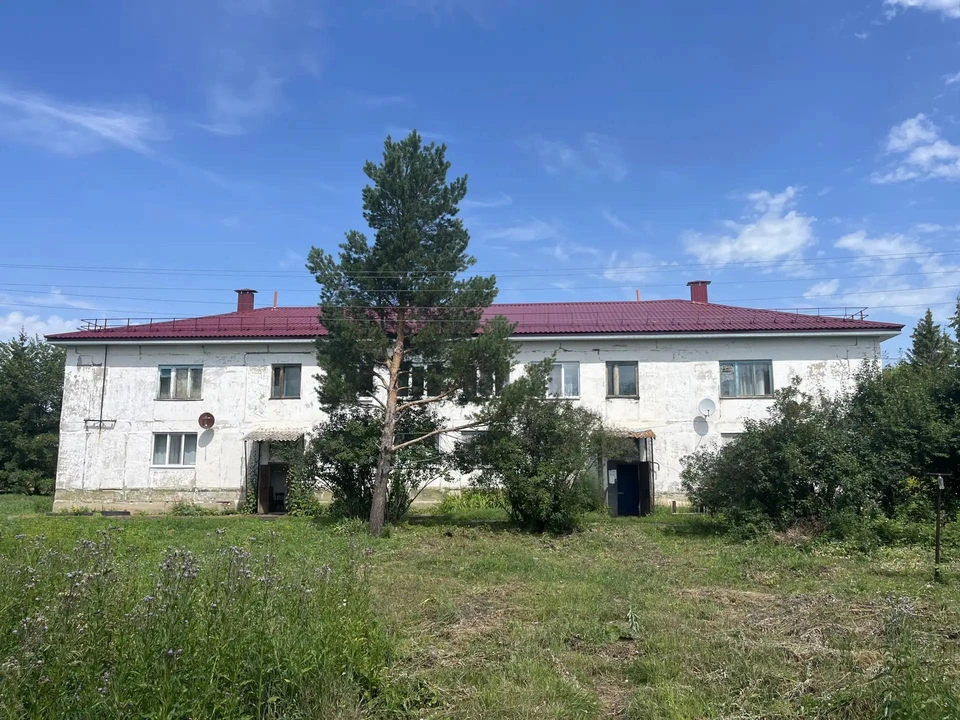 Отремонтированная крыша многоквартирного дома в селе Звездино. Фото: прокуратура Омской области