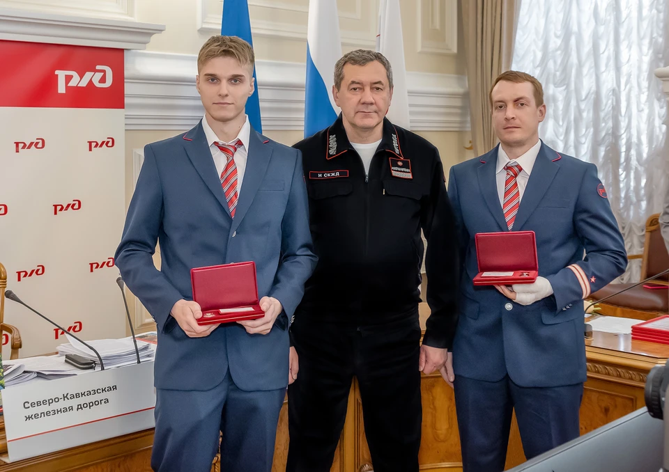 Начальник СКЖД Сергей Задорин вручил награды Илье Лаврентьеву и Даниле Глазунову. Фото: пресс-служба СКЖД
