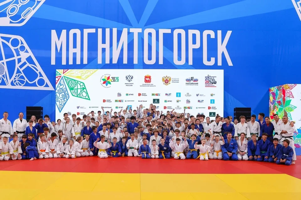 Более 200 юных спортсменов пришли на спартакиаде на встречу с олимпийским чемпионом Мансуром Исаевым. Фото: Максим Шмаков
