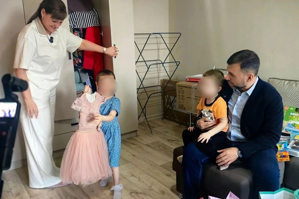 Глава ДНР навестил эвакуированную из Родинского семью. Фото: МАКС/Пушилин