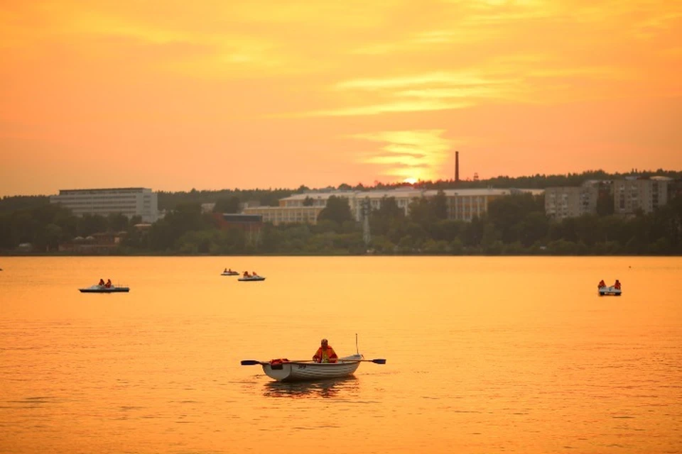 Люди катаются на лодочках и катамаранах на Ижевском пруду. Фото: Амир Закиров