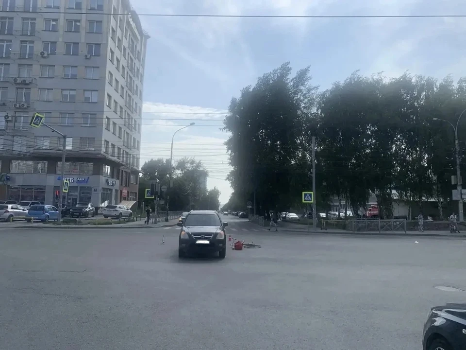 Автомобиль двигался через регулируемый перекресток на зеленый сигнал светофора. Фото: пресс-служба ГАИ Новосибирской области.