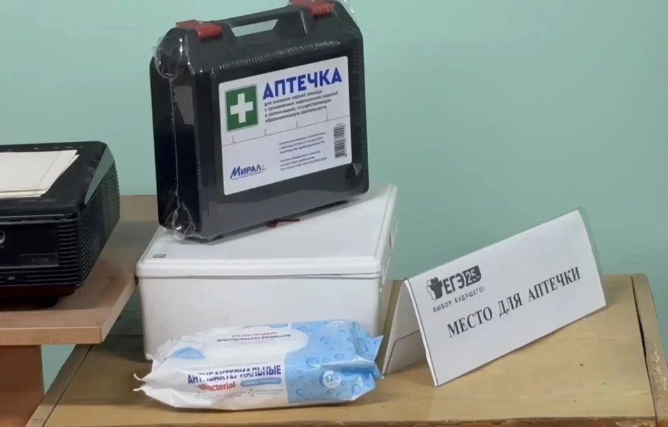 В убежищах школы обязательно должна быть аптечка, запасы питьевой воды. Фото: администрация Волгограда.