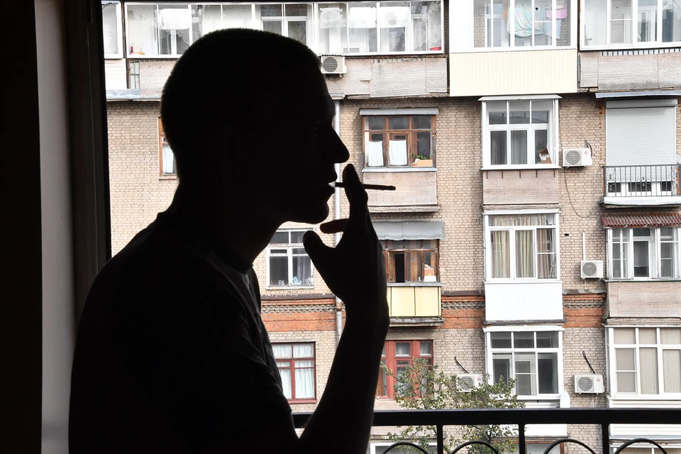 Против курильщиков вводят все больше ограничений, однако россияне жалуются, что табачный дым все равно преследует их и мешает даже дома.