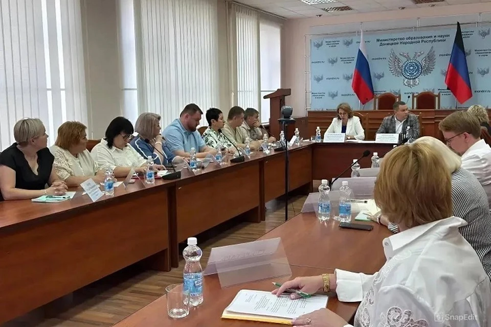 В ДНР провели заседание рабочей группы по снижению бюрократической нагрузки на педагогов. Фото: Толстыкина