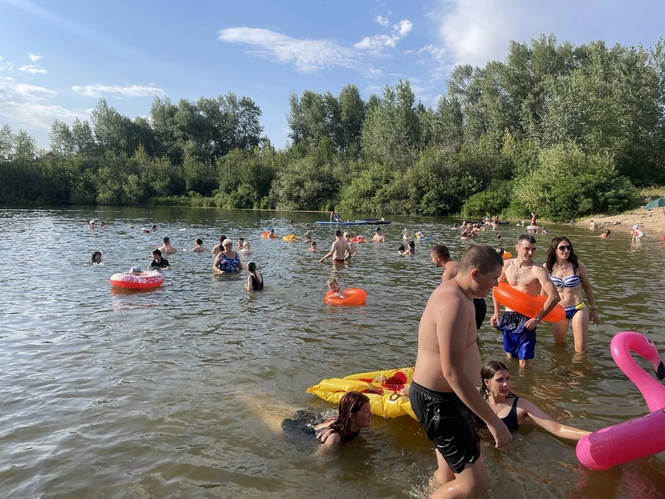 Волгоградцы ищут спасения в воде.
