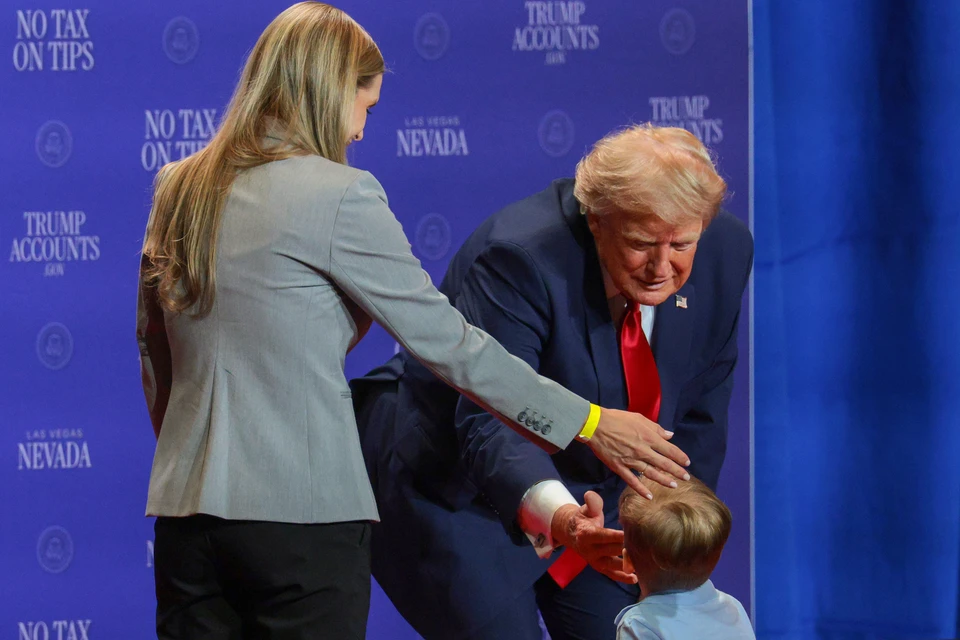 Трамп спас ребёнка от падения со сцены и пошутил про Байдена. Фото: Chip Somodevilla/Getty Images