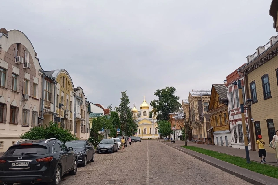 Улица Славянская является частью исторических «Кварталов Трех Святителей»