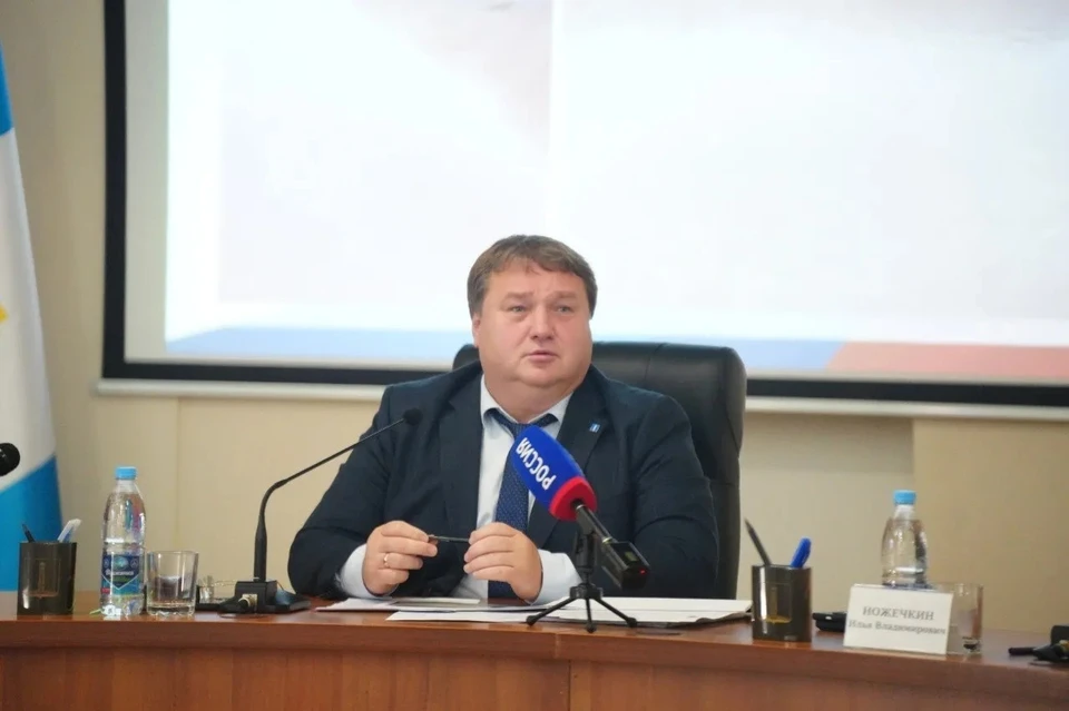 Глава Ульяновска искупался под дождём в обновленном бассейне на пляже. ФОТО: канал МАХ Александра Болдакина