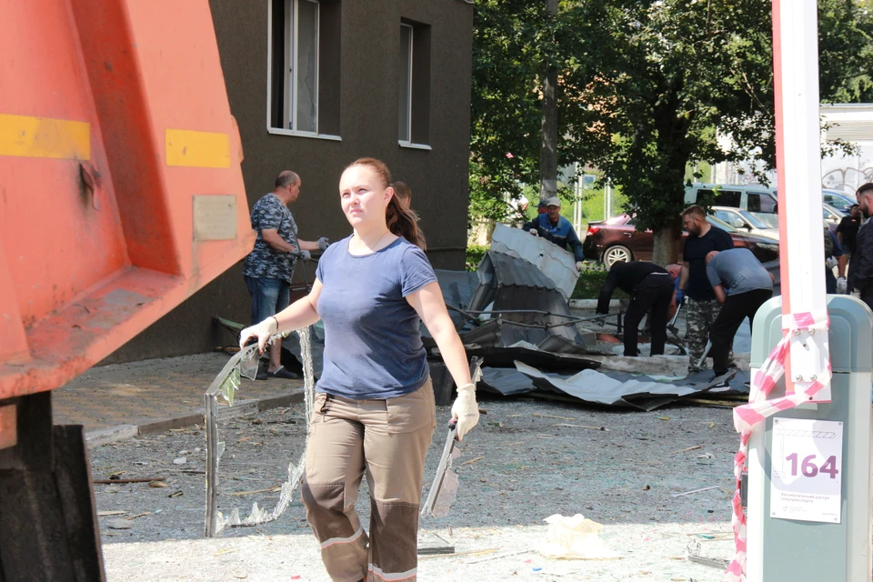 В Белгороде коммунальщики, волонтеры и жители продолжают устранять последствия ночной атаки БПЛА