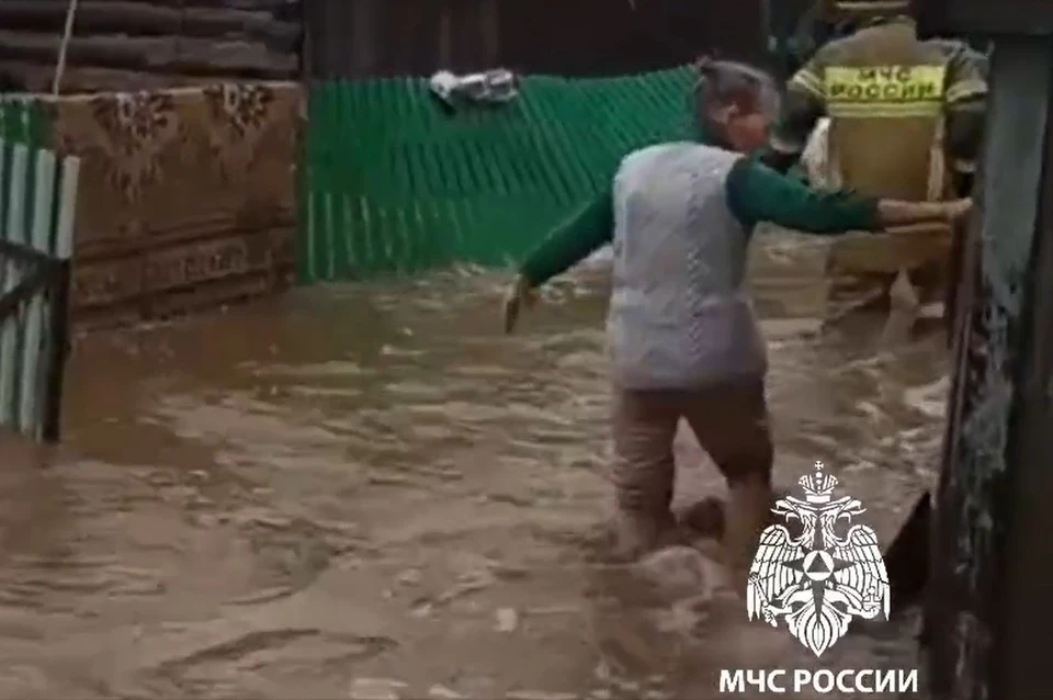 В некоторых районах вода затопила улицы и дома.