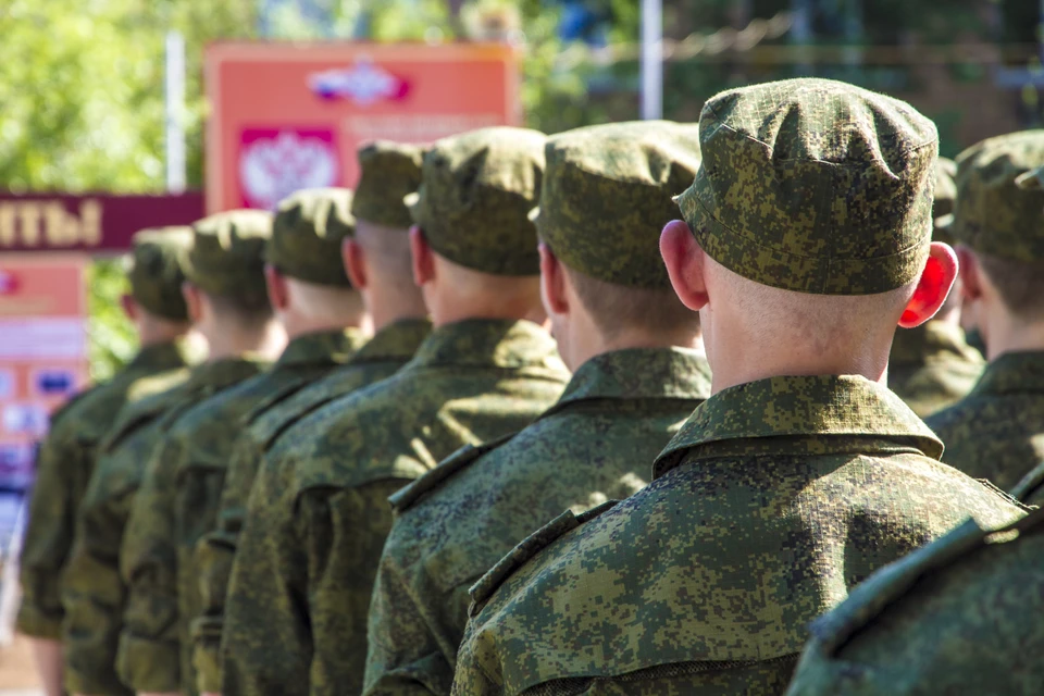 Молодой человек подписал контракт, не вчитываясь в содержание документа
