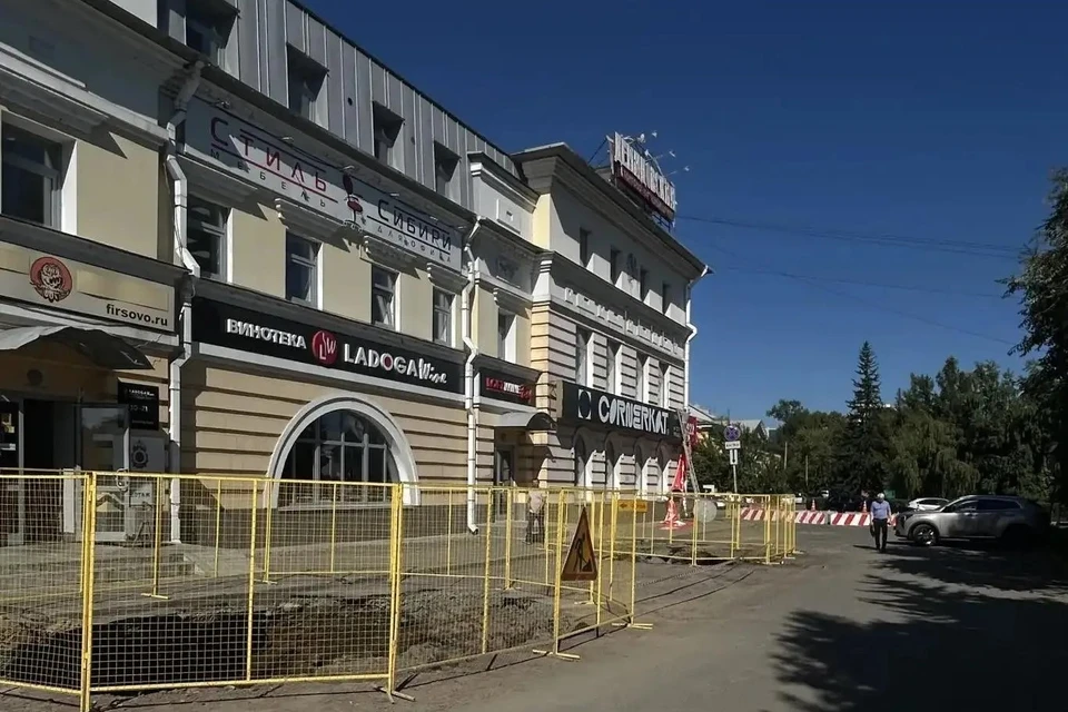 После обнаружения построек котлованы огородили. Фото: МЦУ Барнаула