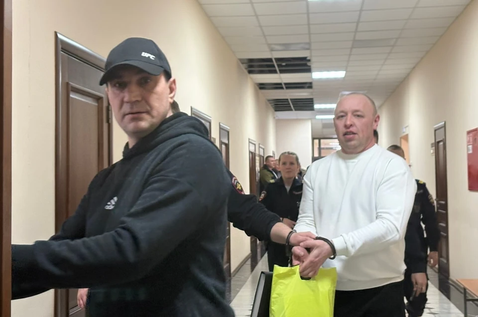Андрей Кайгородов (слева) получил 17 лет колонии, а Павел Нагорных - 16 лет и штраф 3 миллиона рублей. Фото: Артемовский городской суд