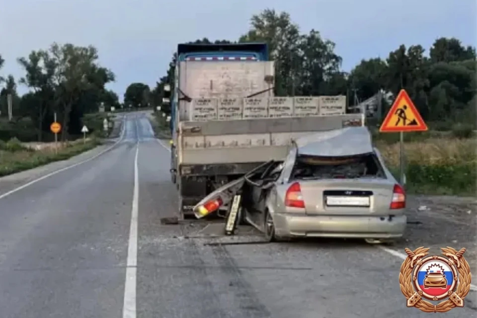 Под Тверью водитель легковушки протаранил фуру и погиб. Фото: пресс-служба Управления Госавтоинспекции по Тверской области.