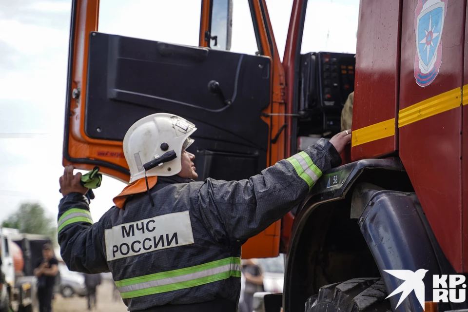 Сотрудники МЧС ликвидировали пожар в ЛНР.