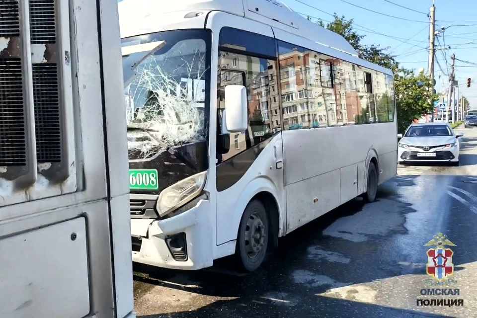 В салоне стоящего на остановке автобуса находились 60 человек. Фото: пресс-служба УМВД России по Омской области
