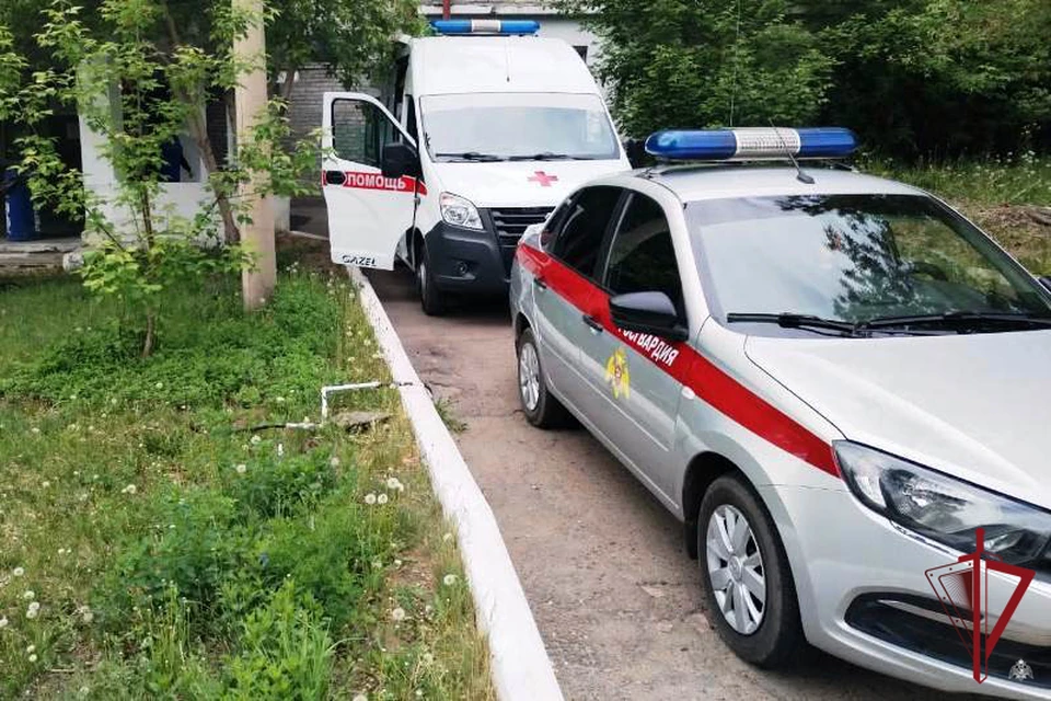 Пьяный пациент начал агрессировать на врача и высказывать угрозы. Фото: управление Росгвардии по Алтайскому краю