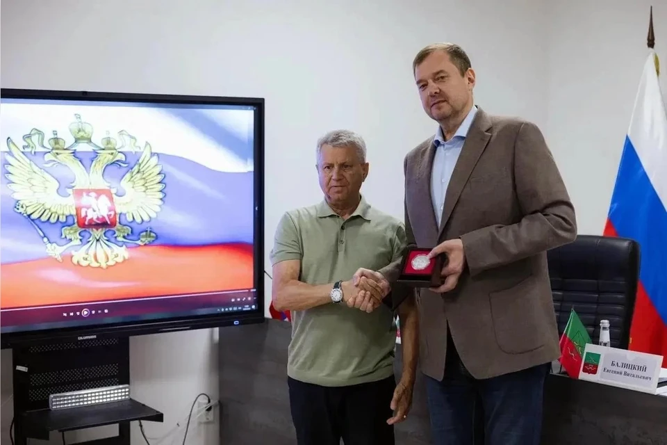 Главе Заксобрания Виктору Емельяненко вручили Благодарность от президента Путина. Фото: Евгений Балицкий/МАХ